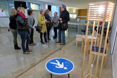 Makea tu Vida ha impartit aquesta setmana un taller de mobiliari nòmada a l’Escola d’Art Municipal Leandre Cristòfol.