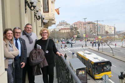 L'alcalde, amb la degana Neus Bonet, al balcó del Palau de la Paeria..