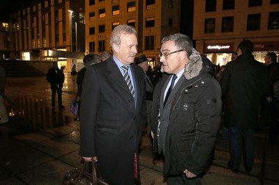 El popular Manuel Campo Vidal també va estar a la plaça de Sant Joan, conversant amb l'alcalde Ros.