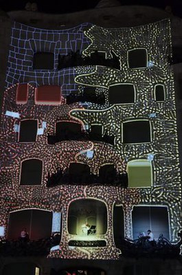 L'espectacularitat del muntatge audiovisual va captivar centenars de vianants que circulaven pel Passeig de Gràcia.