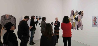 La comissària Maia Creus va explicar el missatge de 'Vestir i desvestir cossos'.