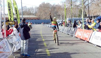 El guanyador Gómez Miranda creuant la meta situada davant del Saló de l'Esport i del Turisme de Muntanya.