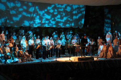 Jaime Martín va dirigir l'Orquestra de Cadaqués en un escenari obra de Llorenç Corbella.
