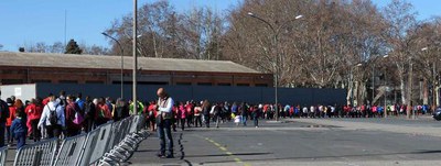 Els més de 400 participants en la Caminada van fer una llarga filera a la sortida dels Camps Elisis.