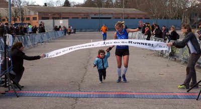 Noemí Aumedes, la fèmina més ràpida va creuar la meta amb el seu fill.