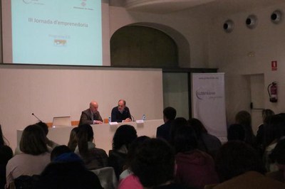 En aquesta jornada l'alumnat té l'oportunitat d'escoltar dues xerrades de joves emprenedors.