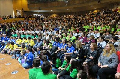 L'aforament de la sala d'actes de l'edifici Transfronterer ha estat insuficient per donar cabuda a pares i familiars dels alumnes, havent-se d'habili….