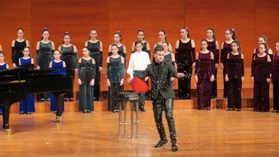 El mag Christian Cooker ha actuat mentre els cantaires interpretaven les cançons.