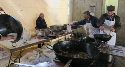 Paral·lelament al concurs, un altre grup de membres de la Casa de Andalucía han preparat el dinar popular al mateix Pavelló Poliesportiu Municipal de….