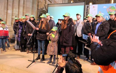 Les germanes de dues nenes malaltes de càncer van llegir el manifest.