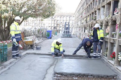 L’Ajuntament de Lleida està fent treballs de manteniment al cementiri municipal amb una brigada formada per persones contractades a través del progra….