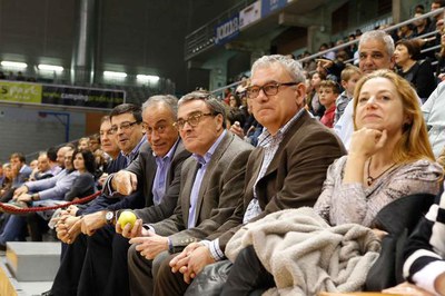 L'alcalde Ros i el tinent d'alcalde Joan Gómez han fet costat al president González i han animat l'equip.
