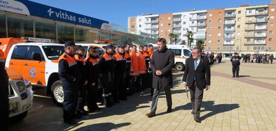 L'alcalde Ros i el director general, Joan Delort, han passat revista al cos de voluntaris a l'esplanada de la Llotja.