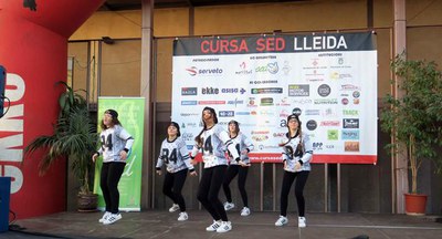 Actuacions de ball mentre s'espera el lliurament de premis.