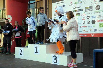 La tinent d'alcalde i regidora d'Esports, Montse Parra, ha estat encarregada de lliurar els premis als primers classificats.