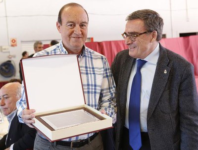 L'alcalde Ros ha participat en l'homenatge al bomber que s'ha jubilat enguany del cos de Bombers de Lleida.