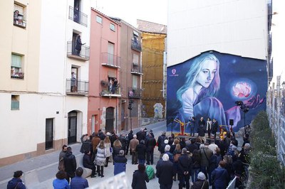 El mural “Mamapop” s’ha pintat en una paret de la plaça dels Gramàtics de Lleida, al costat del carrer del Parc.