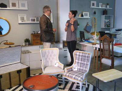 Fotografia d'un establiment comercial obert recentment al barri.