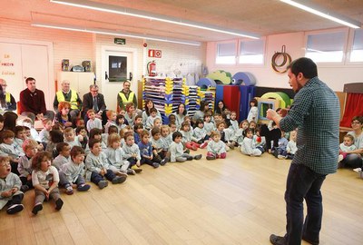 L’alcalde Ros ha visitat L'EBM La Mitjana on s'ha fet la representació d'un conte per fomentar entre els infants valors com la solidaritat i compartir.