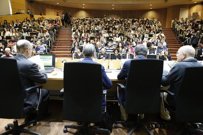 El paer en cap, Àngel Ros, ha reconegut la tasca i l’escalf que donen els professionals del món de la salut, els voluntaris i les famílies.