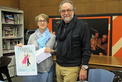 El tinent d'alcalde Rodamilans ha felicitat la guanyador del concurs del cartell de les Tardes de Ball 2016.