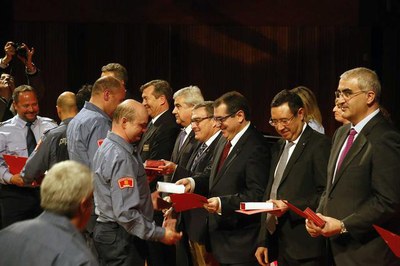 La festa patronal ha servit per retre homenatge a 174 bombers per la seva antiguitat al cos.