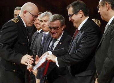 L'intendent de la Guàrdia Urbana rep una menció honorífica per la col·laboració amb el cos de Bombers.