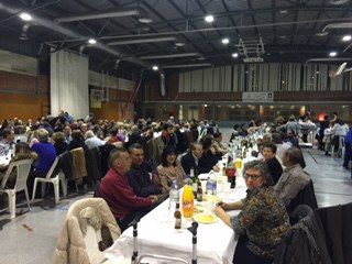 Els veïns van respondre a la crida de la Vocalia de la Dona per solidaritzar-se amb la festa.