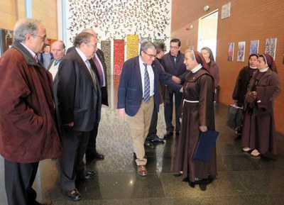 Maria Victoria Triviño, amb l'alcalde i els representants de les confraries religioses de Lleida.