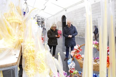 Els paradistes exposen l'àmplia oferta artesana de palmes i palmons que guarniran el Diumenge de Rams.