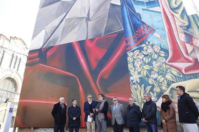 El nou mural, de grans dimensions, està ubicat a la Plaça dels Gramàtics i relaciona Lleida amb el coneixement i el saber.