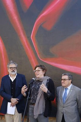 El nou mural del Centre Històric commemora el 750è aniversari de la Paeria i és de la pintora i muralista americana establerta al País Basc, Veronica….