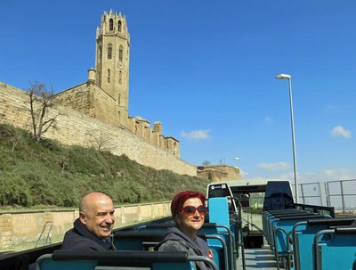 El Bus Turístic de Lleida inclou a l’àudio la candidatura de la Seu Vella a la Unesco.