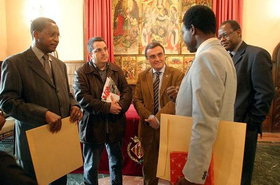 Mohamed Salia, el regidor de Cooperació, X.Aluja i l'alcalde de Lleida al saló del Retaule.