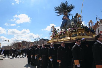 El paer en cap ha seguit el recorregut de la processó pels carrers de Pardinyes, amb els veïns del barri i de la ciutat que s’hi han volgut afegir..