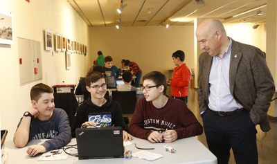 L’alcalde accidental, Rafael Peris, ha visitat el taller i ha compartit una estona de joc amb els infants.