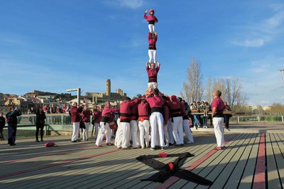 En l'acte d'aquesta tarda, amb el Banc d'Aliments i els Castellers de Lleida, s'han recordat les víctimes dels atemptats que han tingut lloc avui a B….