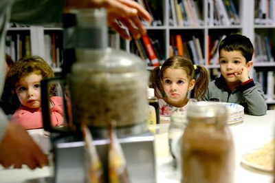 La Panera ha acollit aquesta tarda un taller d’artista a càrrec de l'Associació cultural NyamNyam.