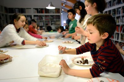 Taller infantil a la Panera de Lleida en què ha experimentat amb el menjar.