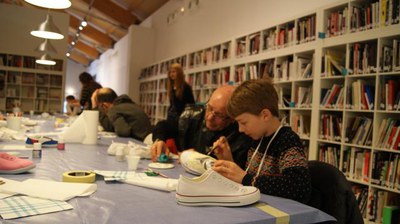 La Panera de Lleida ha convidat avis i néts a reforçar els lligams intergeneracionals en el taller “Petjades Inesborrables”.