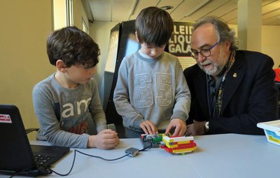 Xavier Rodamilans, amb els nens que han participat en el taller de robòtic al Parc Científic de Lleida.