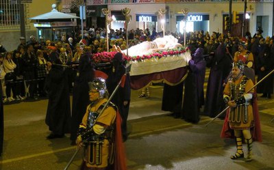 El Crist jacent, custodiat pels armats de la Sang.