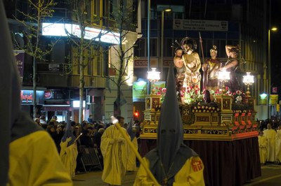 El pas de la Flagel·lació acompanyat pels confrares de la Mercè dels pares mercedaris.