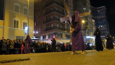 Un grup de penitents amb cadenes, acompanyant la processó.