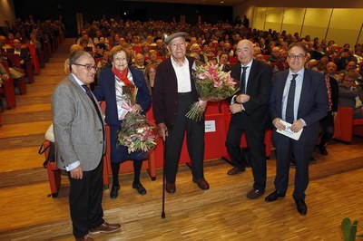 Homenatge a les dues persones centenàries que han assistit a l'acte commemoratiu de l'Obra Social "la Caixa" a la Llotja.
