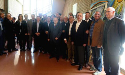 Presidents i autoritats davant el mural, obra de Toni Uceda, que commemora l'efemèride.