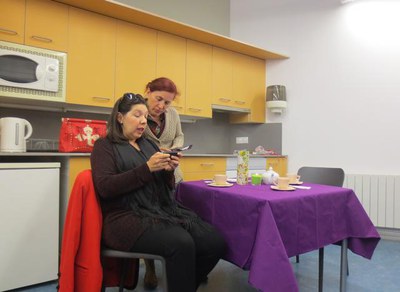 La primera sessió d’aquest curs ha estat dedicada a Les dones i el teatre i ha consistit en una representació teatral titulada Pren te (Dones en proc….