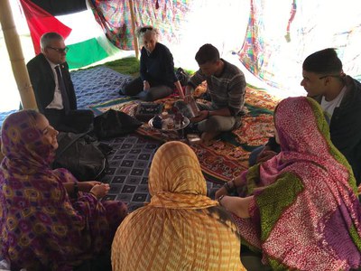 Aquesta diada, a través de tallers, activitats i exposicions que es duran a terme durant tot el dia d’avui, pretén apropar la realitat del poble sahr….