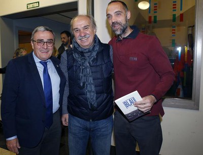 Àngel Ros, l'extrentenador de la UE Lleida, "Mané", i l'exjugador i exregidor de la Paeria, Txema Alonso, a la presentació del llibre “Blau al Firmam….
