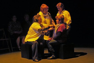 “Mil maneres d’enfrontar un nou dia” al Teatre Municipal de l'Escorxador, on han fet d'actors un grup de cuidadors no professionals.